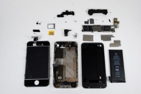 　iPhone 4。

関連記事：フォトレポート：分解、「iPhone 4」--アップル最新携帯電話の内部に迫る
